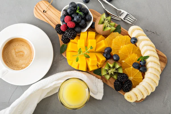 Фруктовая тарелка с ягодами, манго и киви — стоковое фото