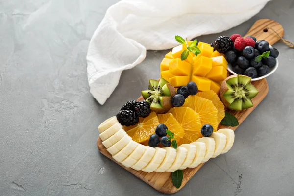 Placa de frutas con bayas, mango y kiwi —  Fotos de Stock