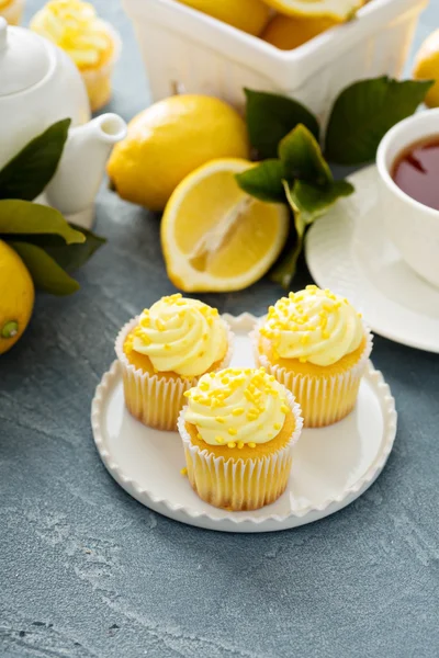 Zitronen-Cupcakes mit hellgelbem Zuckerguss — Stockfoto