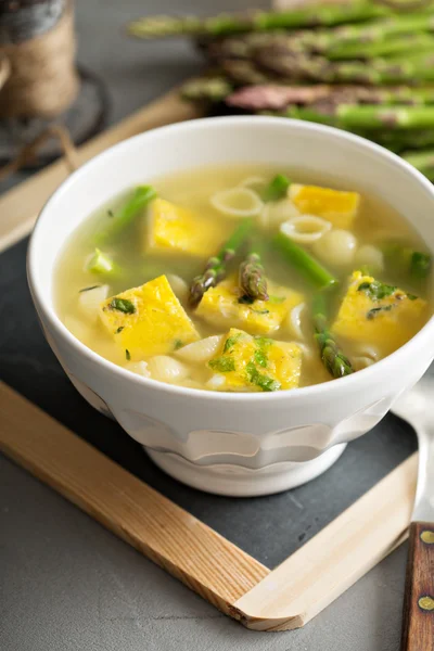 Sopa casera de espárragos y frittata — Foto de Stock