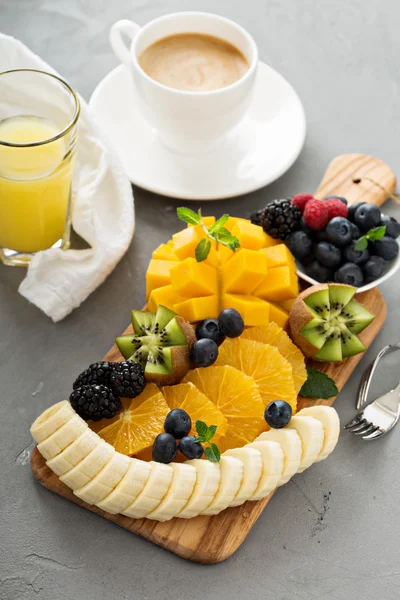 Фруктовая тарелка с ягодами, манго и киви — стоковое фото