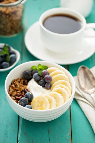 Müslischale mit Joghurt und Banane — Stockfoto