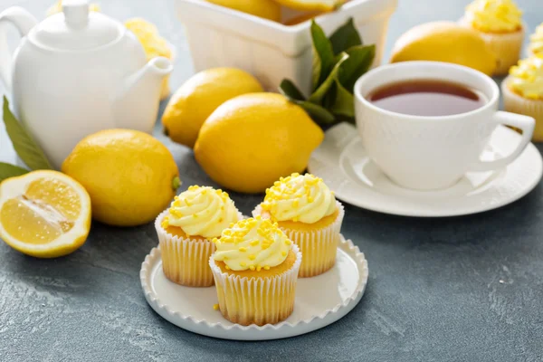 Cytryny cupcakes z jasny żółty lukier — Zdjęcie stockowe