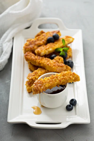 Franse toast sticks met bosbessen en siroop — Stockfoto