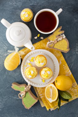 Paskalya arka plan ile limon cupcakes