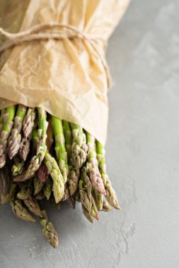 Masada taze yeşil kuşkonmaz