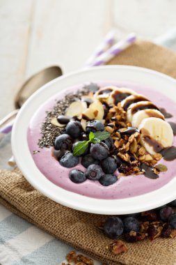 Muz ve chia tohumu ile Blueberry smoothie kase
