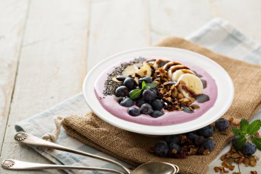Muz ve chia tohumu ile Blueberry smoothie kase