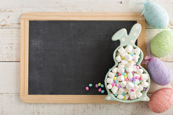 Paskalya bunny plaka marshmallow ile arka plan — Stok fotoğraf