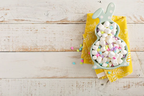 Sfondo pasquale con marshmallow in piatto coniglietto — Foto Stock