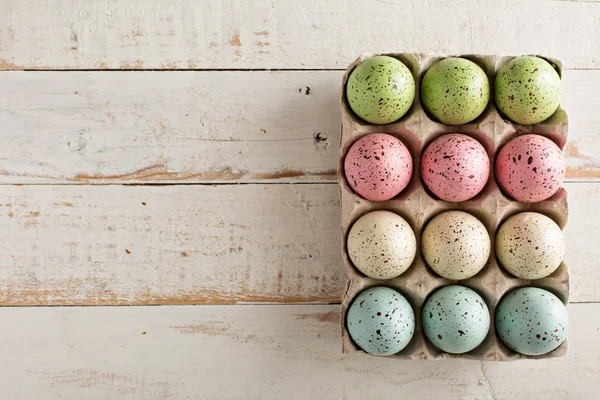 Påsk bakgrund med pastellfärgade färgglada ägg — Stockfoto