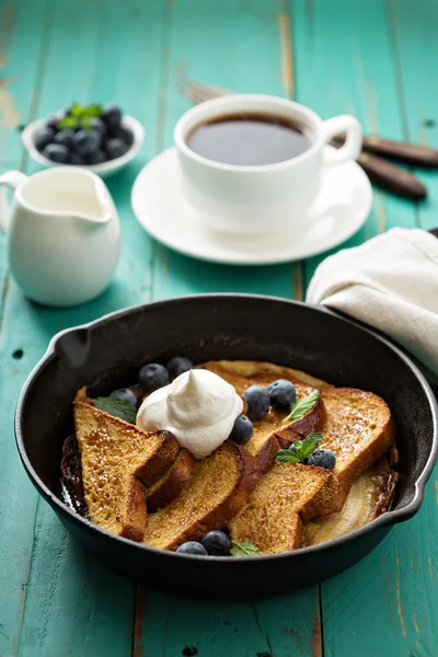 Fattiga riddare med karamelliserad banan — Stockfoto