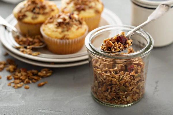 Kahvaltıda ev yapımı granola muffins — Stok fotoğraf