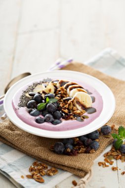 Muz ve chia tohumu ile Blueberry smoothie kase