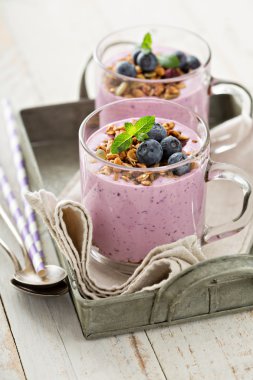 Blueberry smoothie granola cam kupalar ile