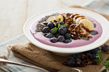 Muz ve chia tohumu ile Blueberry smoothie kase