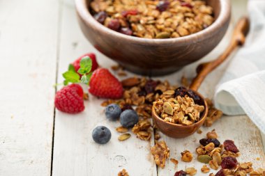 Sütle kahvaltıda ev yapımı granola