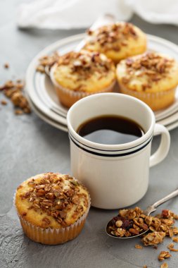 Kahvaltıda ev yapımı granola muffins