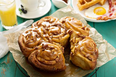 Kahvaltı Masası üzerinde yapışkan Cevizli Çörek