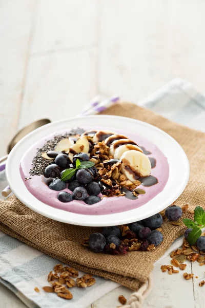 Blueberry smoothie skål med banan och chia frön — Stockfoto