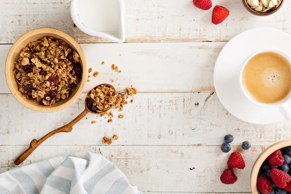 Mesa de desayuno con granola y bayas frescas — Foto de Stock