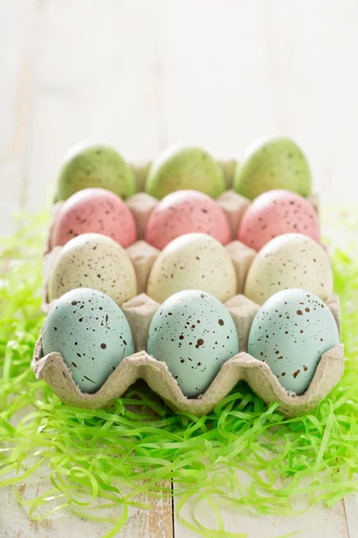 Pasen achtergrond met pastel kleurige eieren — Stockfoto
