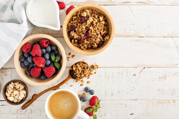 Завтрак с мюсли и свежими ягодами — стоковое фото