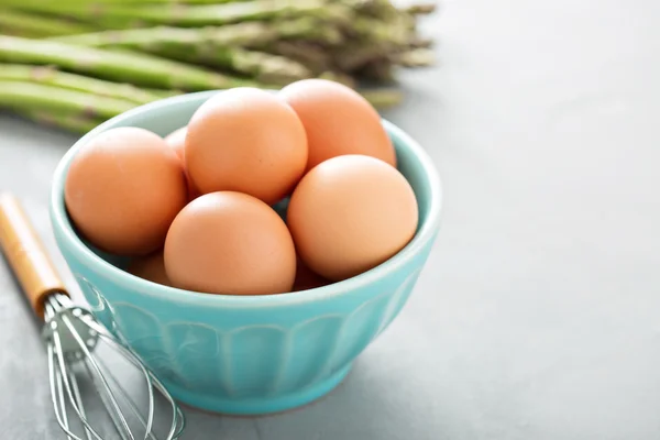 Φρέσκα αυγά σε ένα μπολ με σύρμα — Φωτογραφία Αρχείου