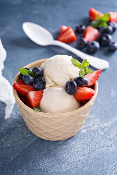 Helados de vainilla con bayas — Foto de Stock