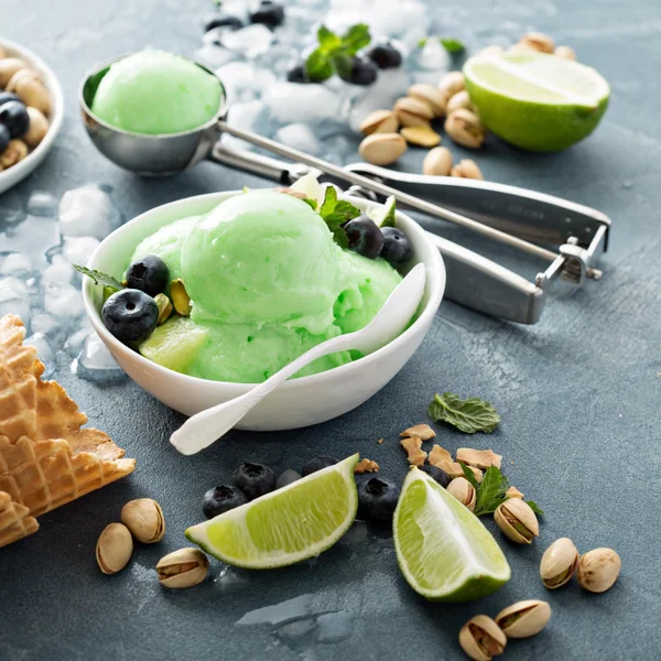 Gelado de pistache de limão verde refrescante — Fotografia de Stock