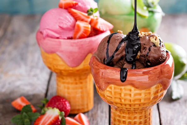 Variedad de helados en cuencos — Foto de Stock