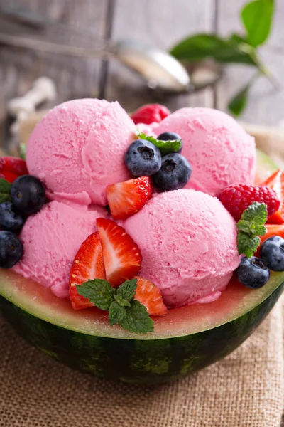 Odświeżanie jagoda sorbet serwowane w watermelon — Zdjęcie stockowe