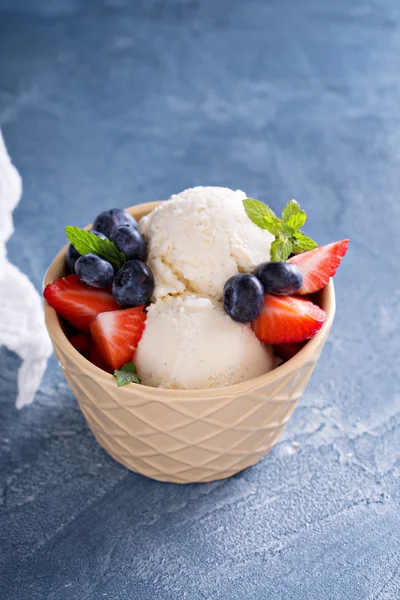 Helados de vainilla con bayas — Foto de Stock