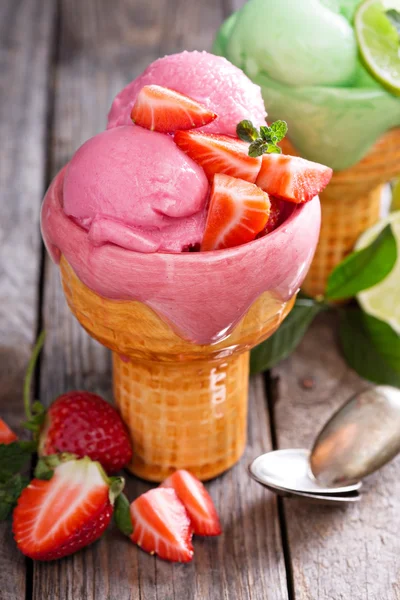 Variedad de helados en cuencos —  Fotos de Stock