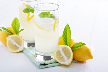 Uzun boylu gözlük taze ev yapımı limonata