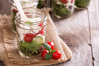 Bir kavanoz içinde Yunan sebze salatası