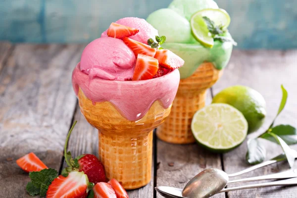 Variety of ice cream in bowls — Stock Photo, Image