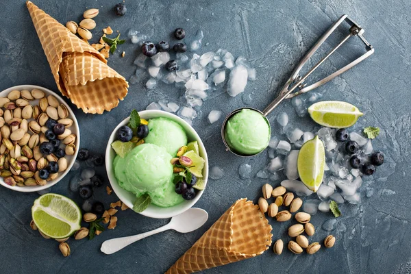 Gelato al pistacchio al lime rinfrescante verde — Foto Stock