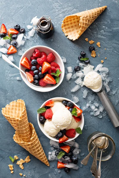 Vanilla ice cream scoops with berries — Stock Photo, Image