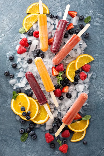 Különböző jég popsicles gyümölcsökkel — Stock Fotó