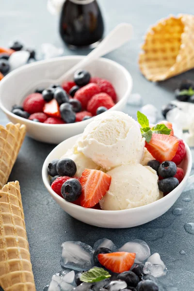 Helados de vainilla con bayas — Foto de Stock