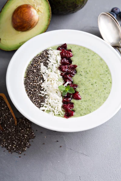 Tazón de batido verde con aguacate y semillas de chía — Foto de Stock