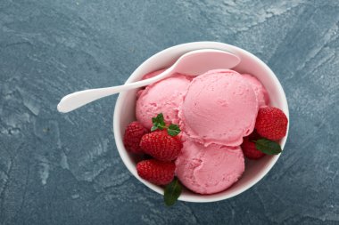 Ahududu dondurması beyaz kasede.