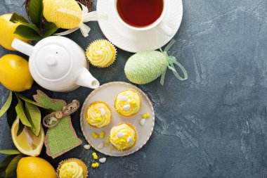 Paskalya arka plan ile limon cupcakes