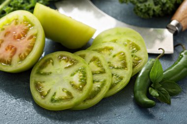 Taze yeşil domates masanın üstüne kesmek