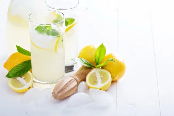 高脚玻璃杯中新鲜自制柠檬水 — 图库照片
