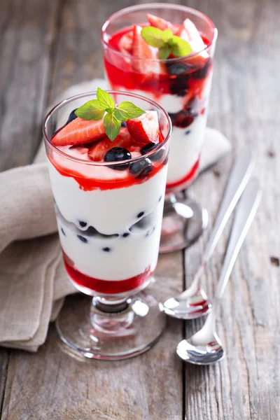 Yogurt parfait with berries — Stock Photo, Image