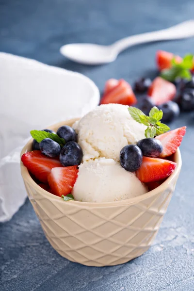 Scoop di gelato alla vaniglia con bacche — Foto Stock