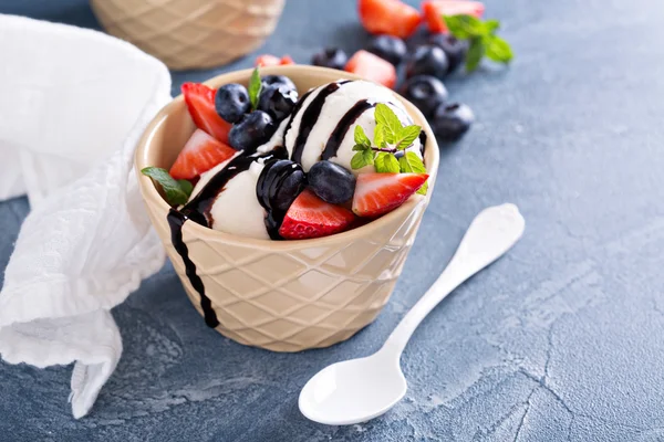 Kopečky vanilkové zmrzliny s ovocem — Stock fotografie