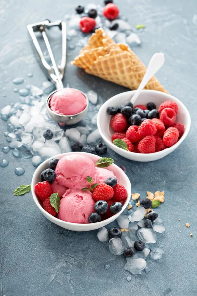 Helado de frambuesa en tazón blanco —  Fotos de Stock